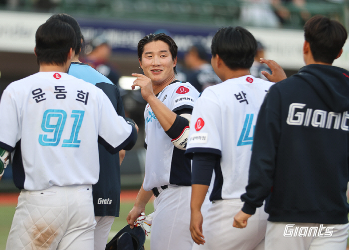 Also, Lotte's headshot nightmare → Coach Kim Tae-hyung also paid attention to the catcher's mask fighting spirit, going to the hospital during the game...Fracture Diagnostics 