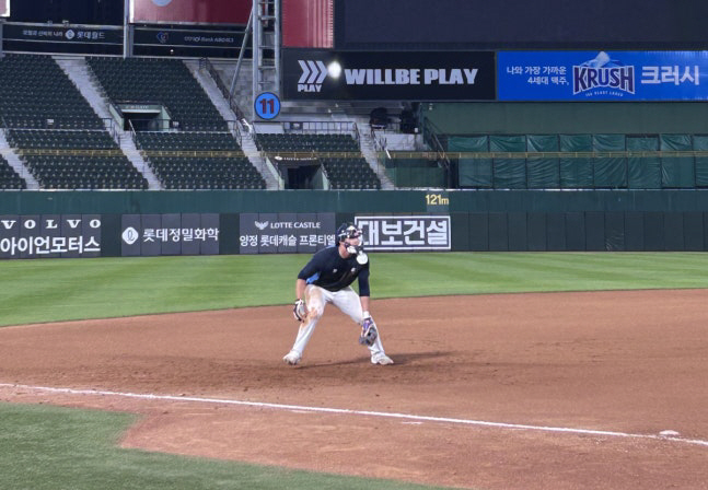 Also, Lotte's headshot nightmare → Coach Kim Tae-hyung also paid attention to the catcher's mask fighting spirit, going to the hospital during the game...Fracture Diagnostics 
