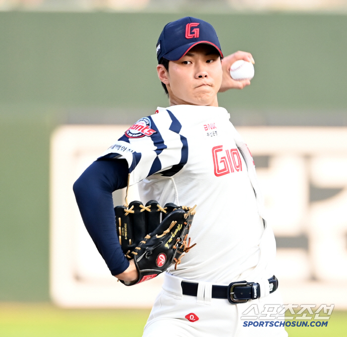 Are you sure you took a day off? Up to 153km monster left-hander appeared...63 pitches 5 innings in an instant  7K Hong Min-ki's crazy 5 innings, a bowl of cold water in the heatwave 