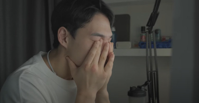 Banzz, who lost to Yunhyeongbin, really deleted the 2.05 million YouTube channel. 'Reward with good content.'