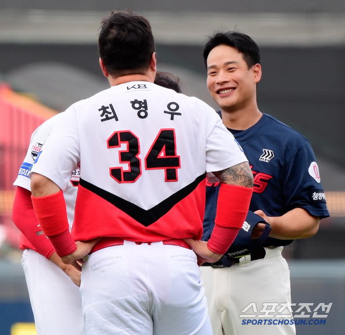 Choi Hyung-woo, the giant coach who came to greet the visitors, embraced the captain for the first time since retirement 