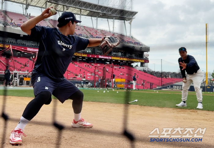 Choi Hyung-woo, the giant coach who came to greet the visitors, embraced the captain for the first time since retirement 