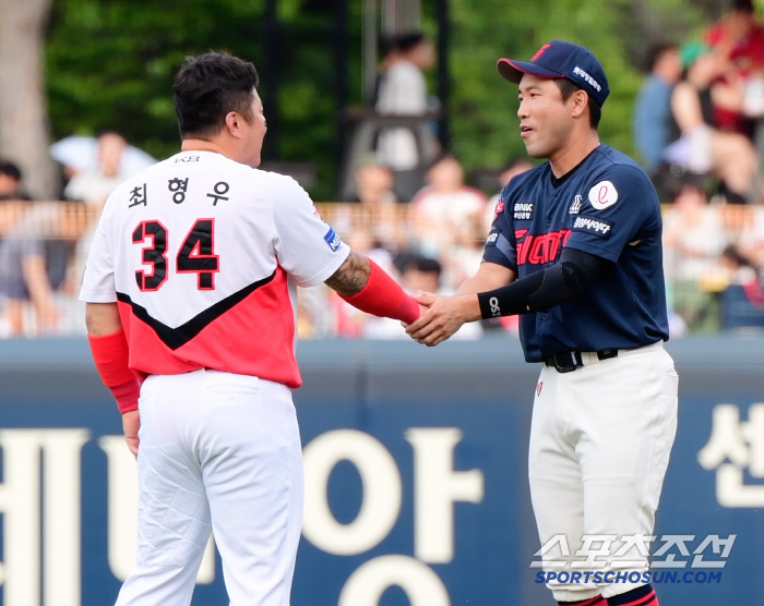Choi Hyung-woo, the giant coach who came to greet the visitors, embraced the captain for the first time since retirement 