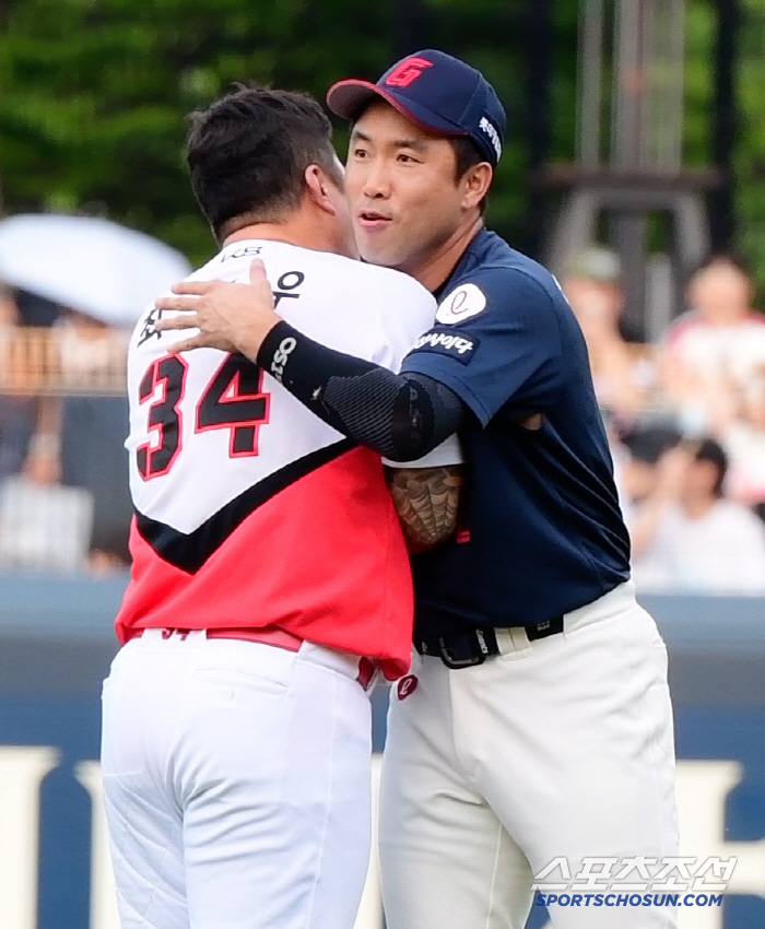 Choi Hyung-woo, the giant coach who came to greet the visitors, embraced the captain for the first time since retirement 