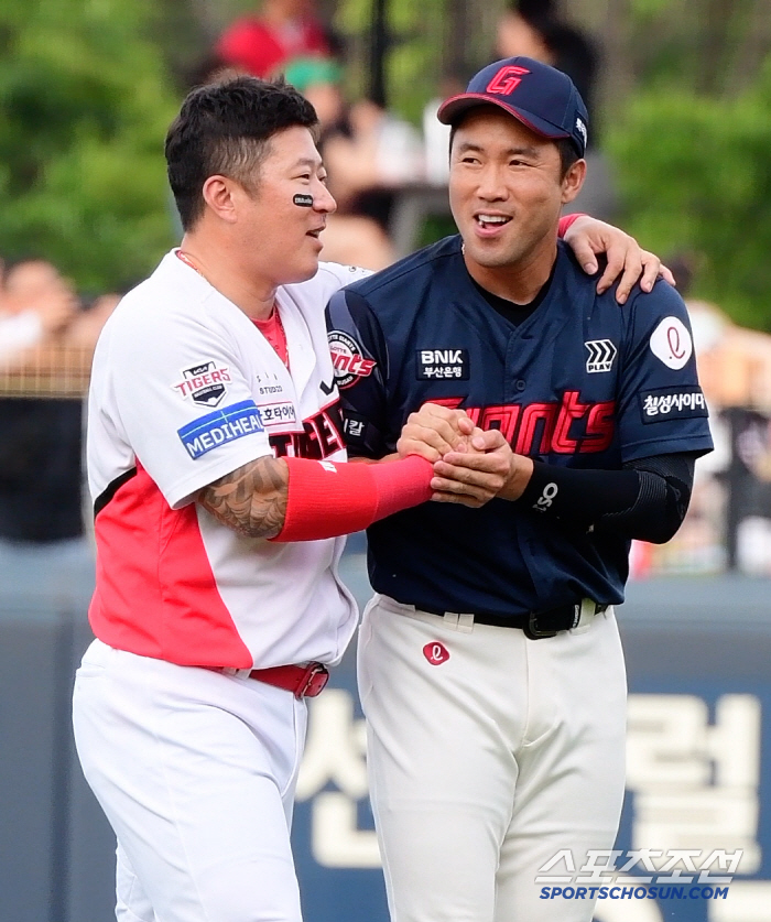 Choi Hyung-woo, the giant coach who came to greet the visitors, embraced the captain for the first time since retirement 