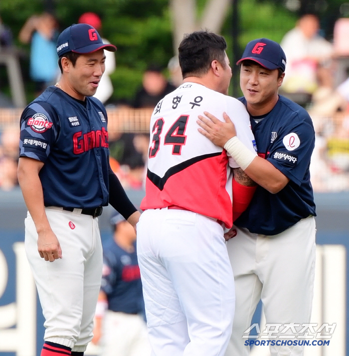 Choi Hyung-woo, the giant coach who came to greet the visitors, embraced the captain for the first time since retirement 