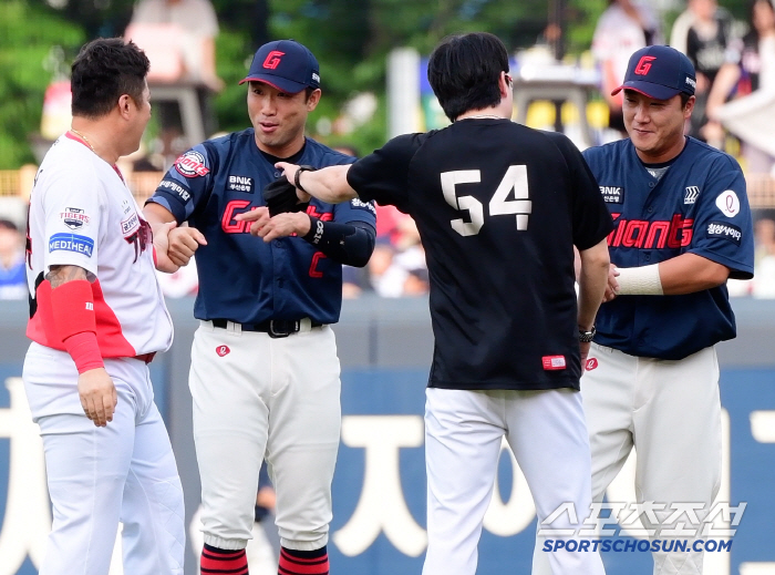 Choi Hyung-woo, the giant coach who came to greet the visitors, embraced the captain for the first time since retirement 