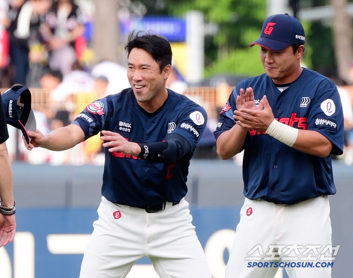 Choi Hyung-woo, the giant coach who came to greet the visitors, embraced the captain for the first time since retirement 