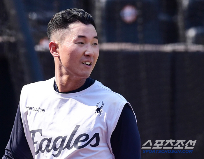 Even if it's hot, it's too hot. Hanwha KIA, Daejeon is even hotter. Hwang Young-mook, why are you shaved your head? a big match in the scorching heat