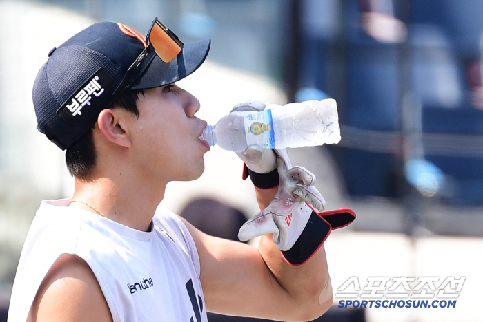 Even if it's hot, it's too hot. Hanwha KIA, Daejeon is even hotter. Hwang Young-mook, why are you shaved your head? a big match in the scorching heat