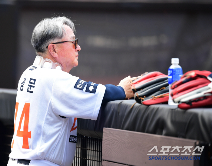 Even if it's hot, it's too hot. Hanwha KIA, Daejeon is even hotter. Hwang Young-mook, why are you shaved your head? a big match in the scorching heat