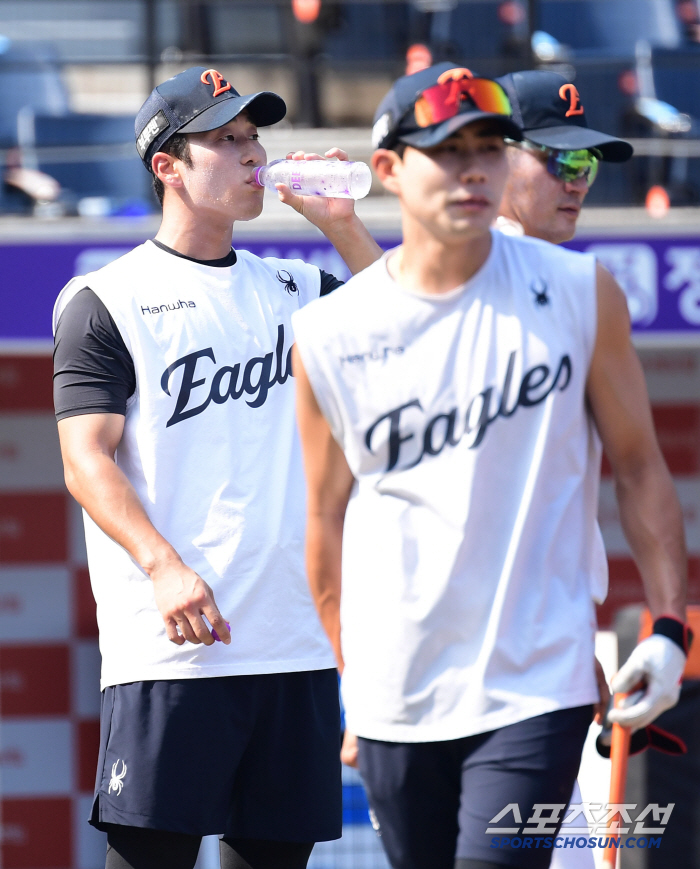 Even if it's hot, it's too hot. Hanwha KIA, Daejeon is even hotter. Hwang Young-mook, why are you shaved your head? a big match in the scorching heat