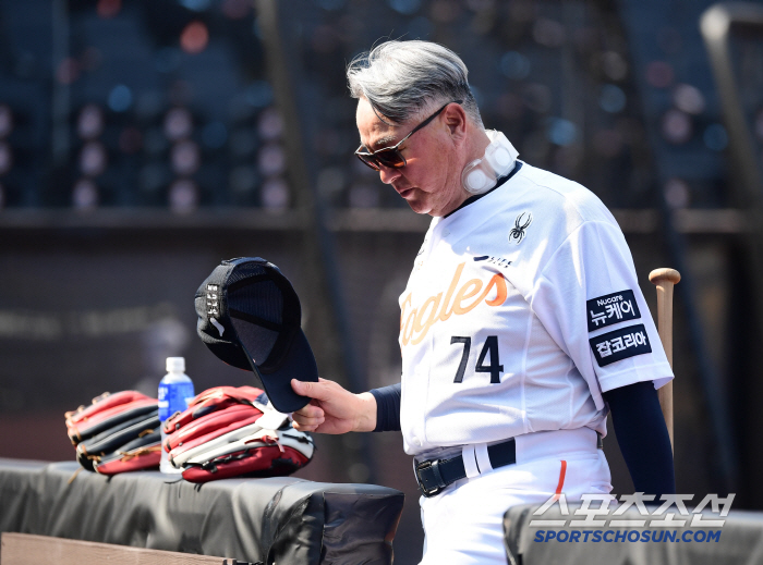 Even if it's hot, it's too hot. Hanwha KIA, Daejeon is even hotter. Hwang Young-mook, why are you shaved your head? a big match in the scorching heat