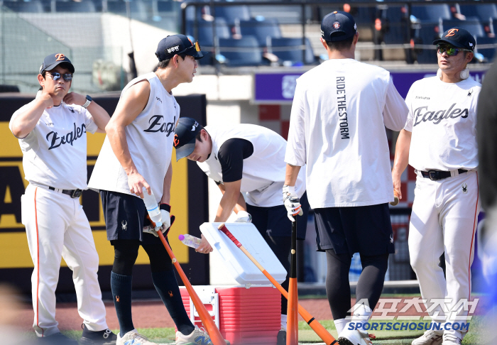 Even if it's hot, it's too hot. Hanwha KIA, Daejeon is even hotter. Hwang Young-mook, why are you shaved your head? a big match in the scorching heat