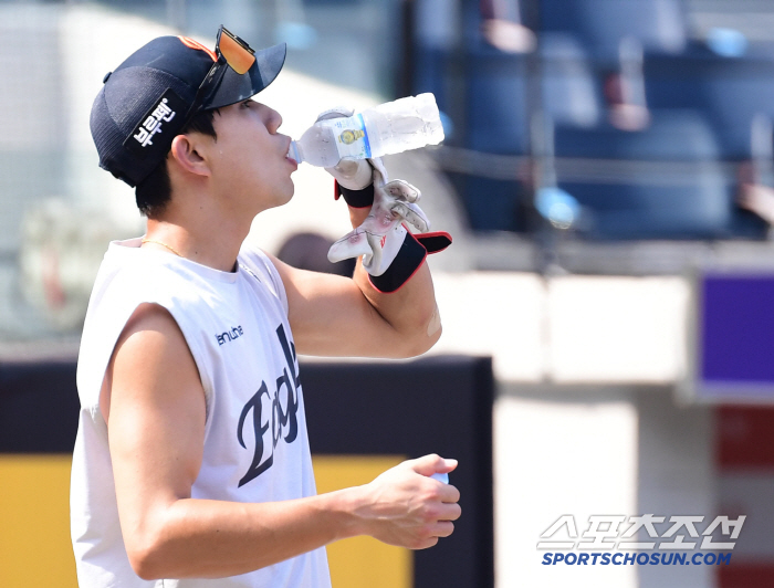 Even if it's hot, it's too hot. Hanwha KIA, Daejeon is even hotter. Hwang Young-mook, why are you shaved your head? a big match in the scorching heat