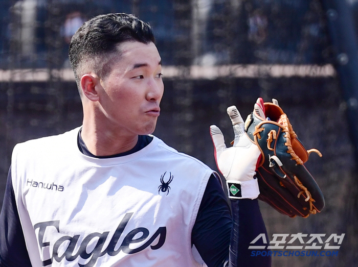 Even if it's hot, it's too hot. Hanwha KIA, Daejeon is even hotter. Hwang Young-mook, why are you shaved your head? a big match in the scorching heat