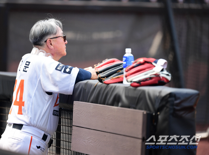 Even if it's hot, it's too hot. Hanwha KIA, Daejeon is even hotter. Hwang Young-mook, why are you shaved your head? a big match in the scorching heat