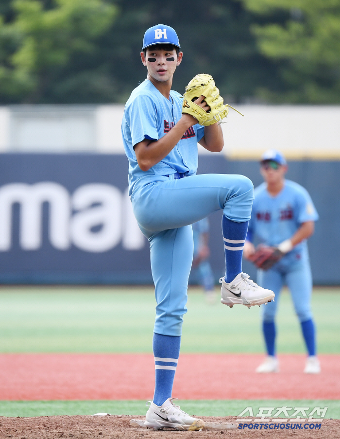 Even the pitcher was saved. Heaven was on Busan High School's side, Ha Hyun-seung's lead to the semifinals