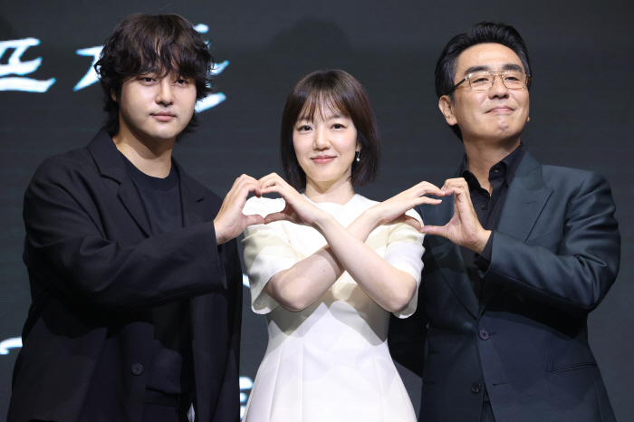 Fine Ryu Seung-ryong, my wife's everything Lim Soo-jung reunion seductive scene again? You'll know when you see it