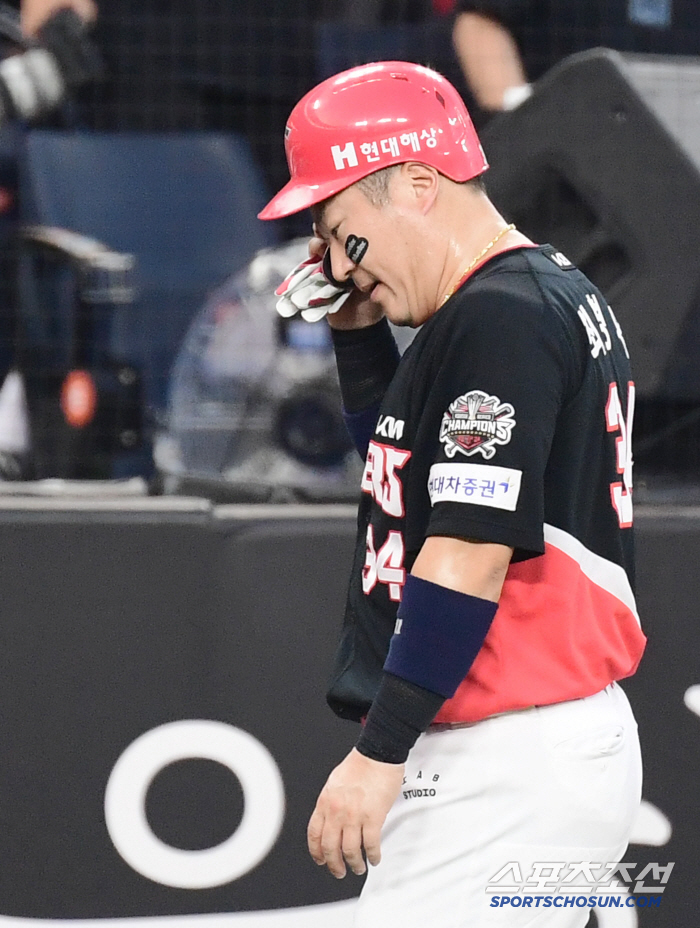 He's been holding up really well, but he's replaced again with a hamstring or KIA super emergency, and Choi Hyung-woo's right thigh problem.