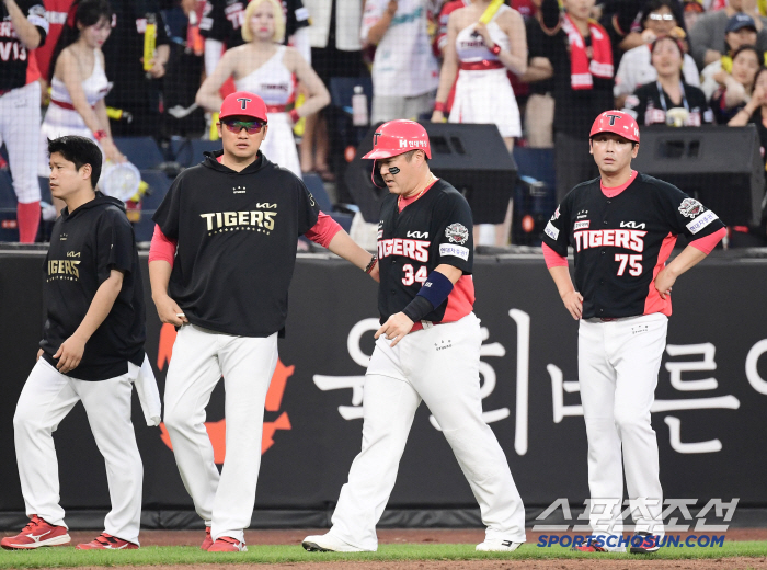 He's been holding up really well, but he's replaced again with a hamstring or KIA super emergency, and Choi Hyung-woo's right thigh problem.