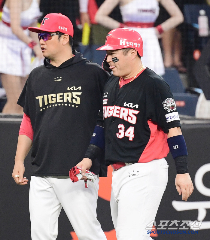 He's been holding up really well, but he's replaced again with a hamstring or KIA super emergency, and Choi Hyung-woo's right thigh problem.