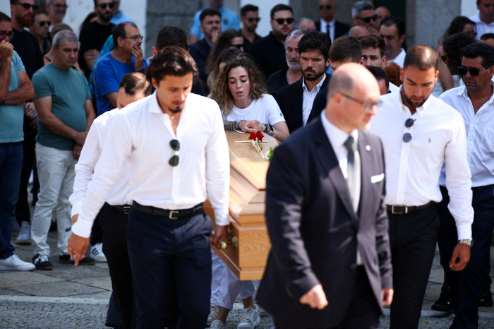 I tried to go 5 minutes earlier, but I finally left 50 years earlier. Spanish police reported a shock, and Jota's tragic accident was caused by speeding  bad road conditions