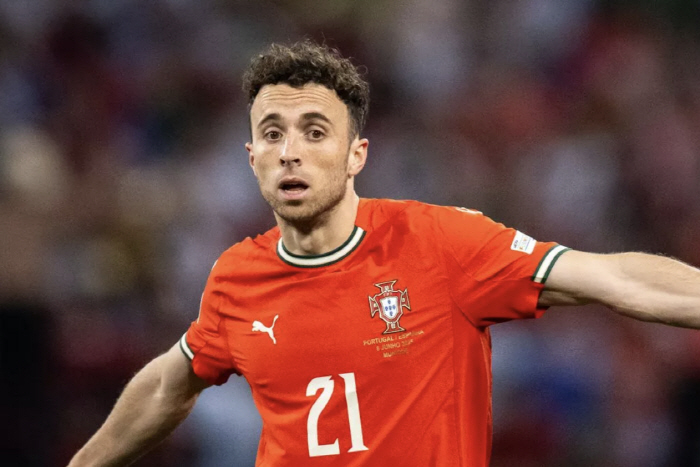 I tried to go 5 minutes earlier, but I finally left 50 years earlier. Spanish police reported a shock, and Jota's tragic accident was caused by speeding  bad road conditions