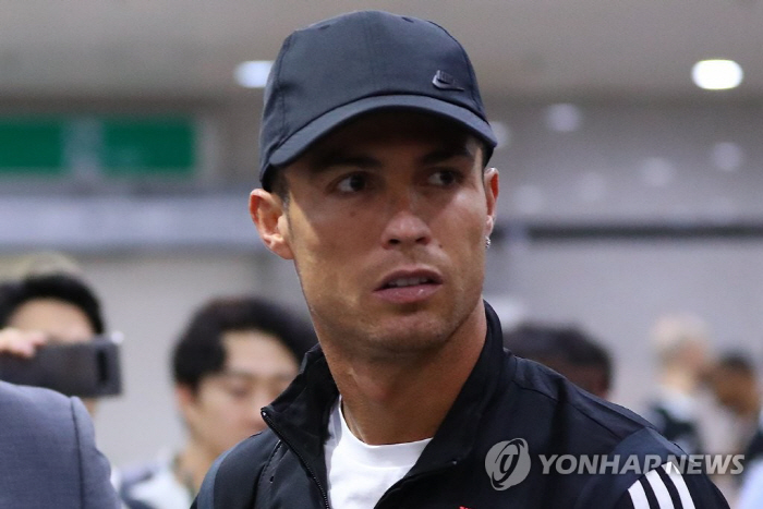 Ignoring 60,000 Korean fans → Ronaldo is playing hard in Hong Kong. Promoting the CR7 museum for the first time, even family members