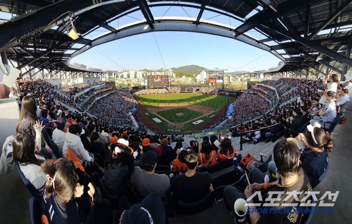 Is the 37-degree heat wave a big deal? You have to watch a big match. Baseball fans' passion is amazing. The Hanwha KIA match was sold out early. 