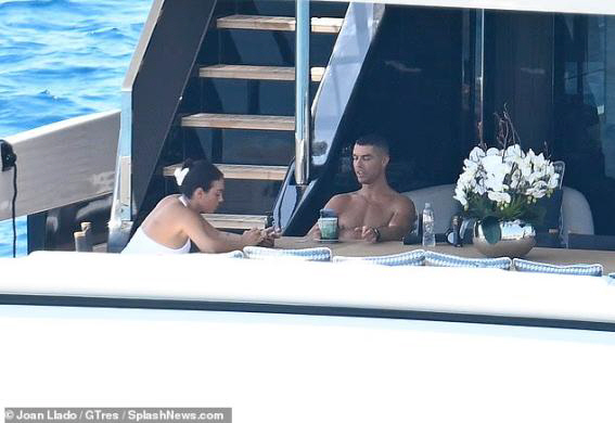 Is this the captain of the national team? A colleague died, but he didn't attend the funeral. A vacation on a luxury yacht...→ I'll block it
