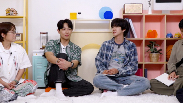 Kwanghee, it was a lie on social media I changed my clothes 3 times a day and pretended to travel every day (Ok Moon)
