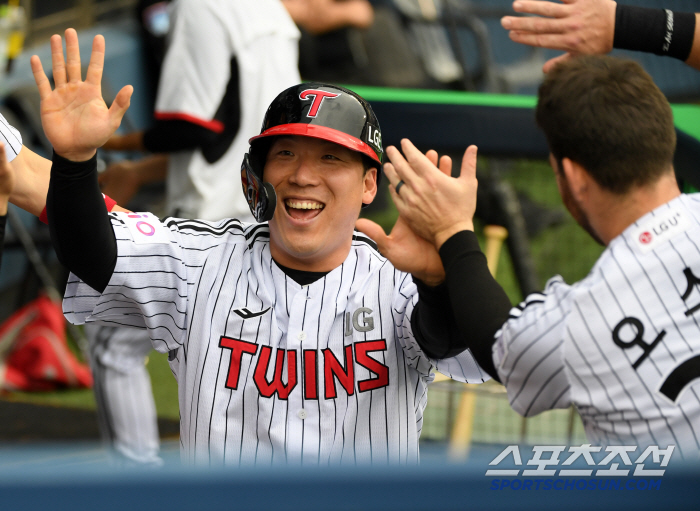LG barely managed to keep second place. Tied by foot baseball in the 7th inning → Kim Hyun-soo's thrilling come-from-behind hit, 4-3 come-from-behind victory. Kiwoom 6 consecutive losses → 60 losses 