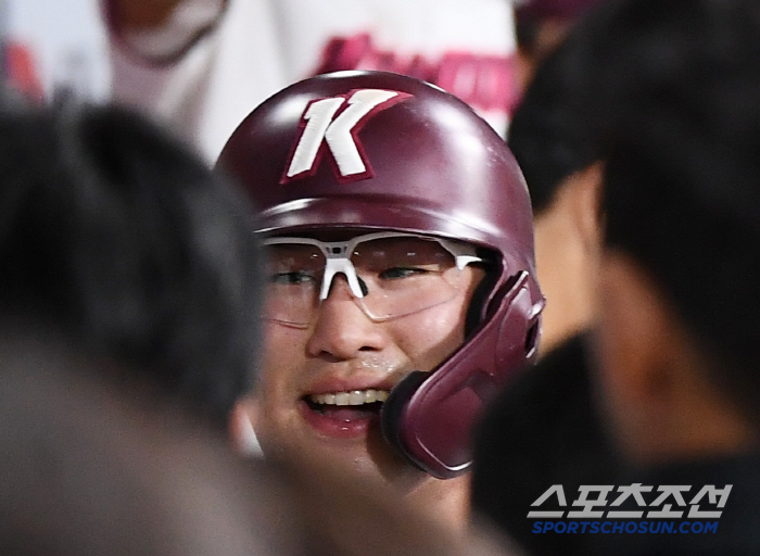 LG barely managed to keep second place. Tied by foot baseball in the 7th inning → Kim Hyun-soo's thrilling come-from-behind hit, 4-3 come-from-behind victory. Kiwoom 6 consecutive losses → 60 losses 