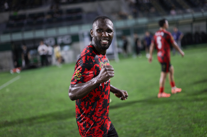 Multi-goal Lewis Becomes MVP in Round 19 of K League 2...Asan snatched Suwon bust match selected
