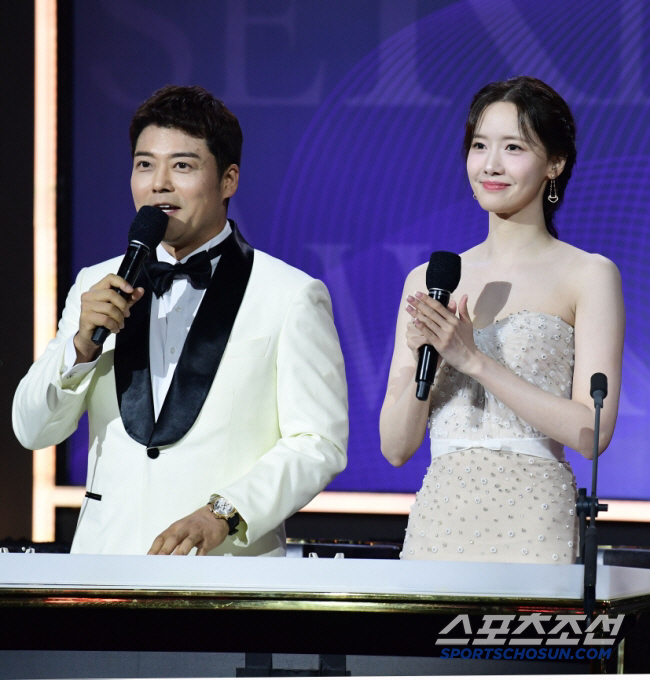 Jun Hyun-moo and Lim Yoona Return as MCs for 4th Blue Dragon Series Awards