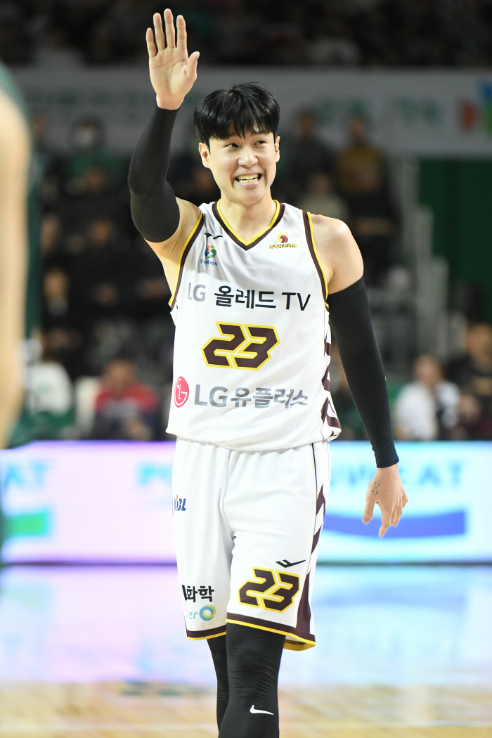  Doo Kyung-min and Jeon Sung-hyun won the application for salary adjustment. Why did KBL raise their hands, not LG