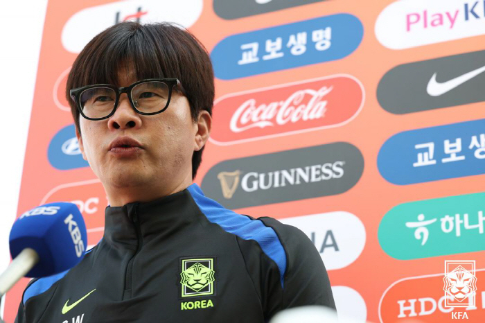  Our goal is to win the East Asian Cup, and we're playing soccer with Shin Sang-woo, who revealed his ambition