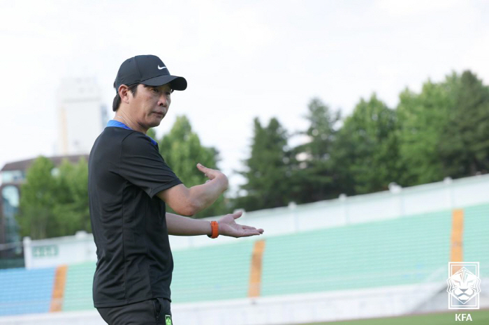  Our goal is to win the East Asian Cup, and we're playing soccer with Shin Sang-woo, who revealed his ambition