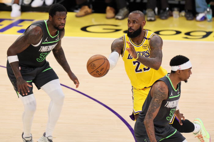 One picture of LeBron, convinced of the Clble transfer rumour. LeBron's practice place every summer vs. media LeBron's intentional production