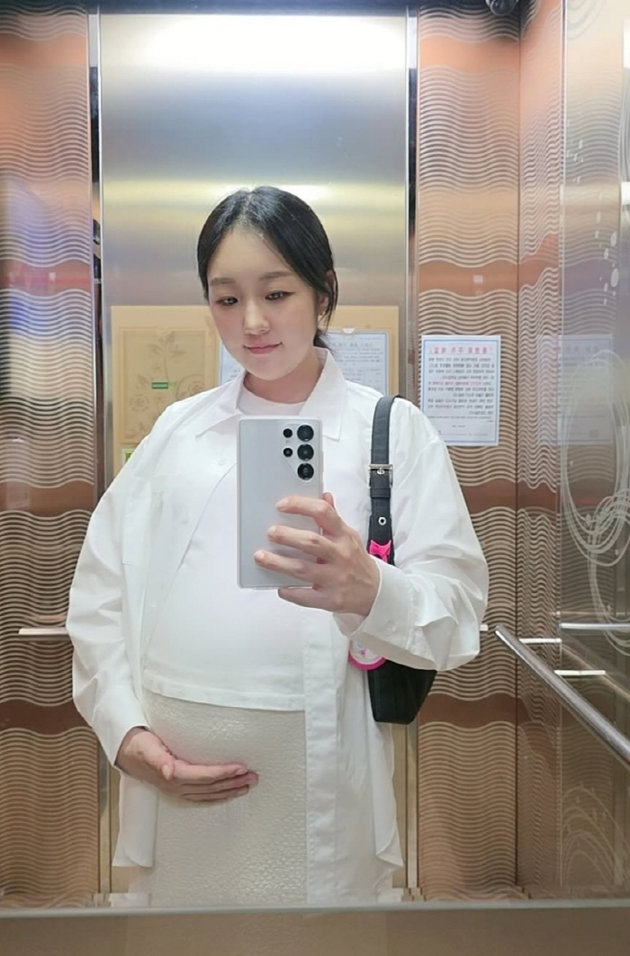 Park Bo-mi is pregnant with her son for 2 years..A fun day for wedding photoshoot with a daughter in her stomach