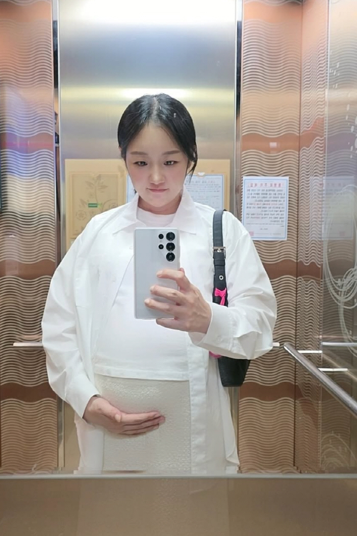 Park Bo-mi is pregnant with her son for 2 years..A fun day for wedding photoshoot with a daughter in her stomach
