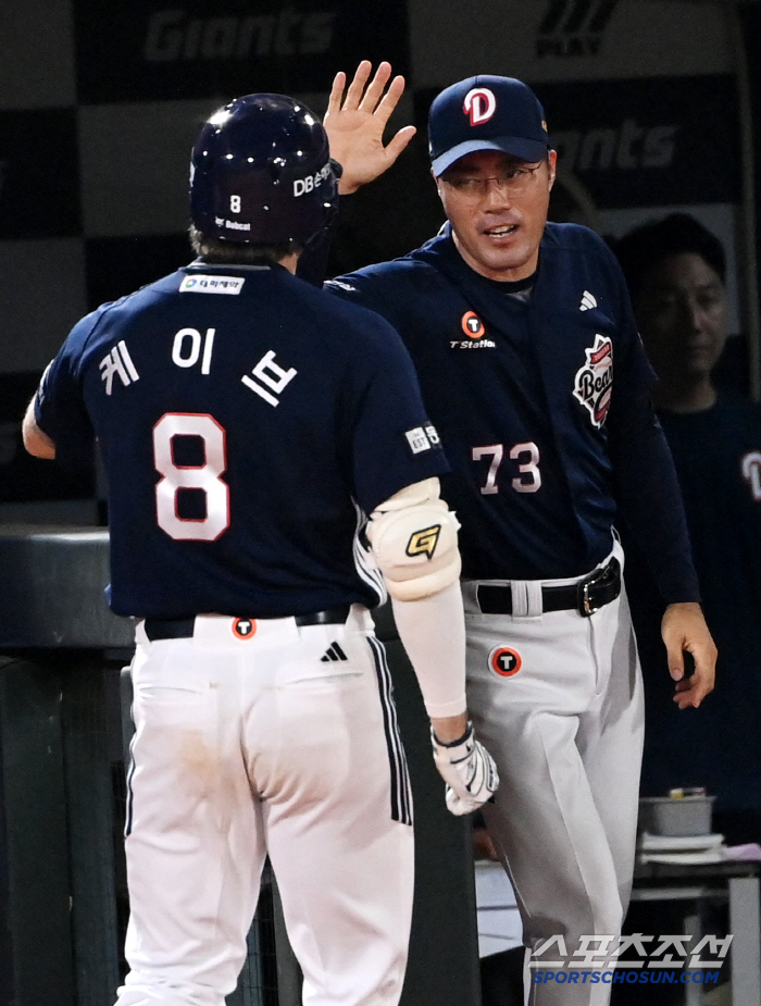  Acting director Cho Sung-hwan is surprised by the power of the series of hitters