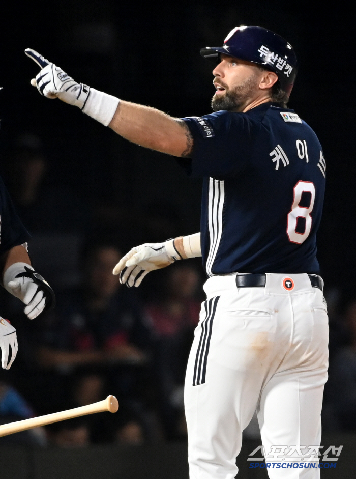  Back-to-back home run Cave, did you see my power?