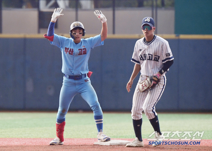  Busan High School's Seo Sung-bin makes a timely hit in the 8th inning