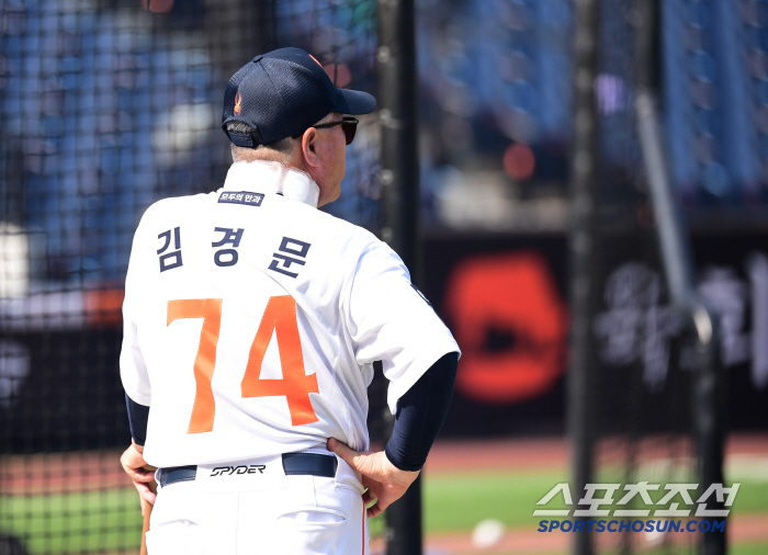  Director Kim Kyung-moon trained the players silently even in the hot weather