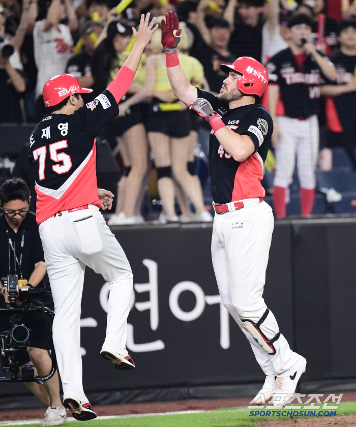 A grand slam home run to save Wizdom's team atmosphere