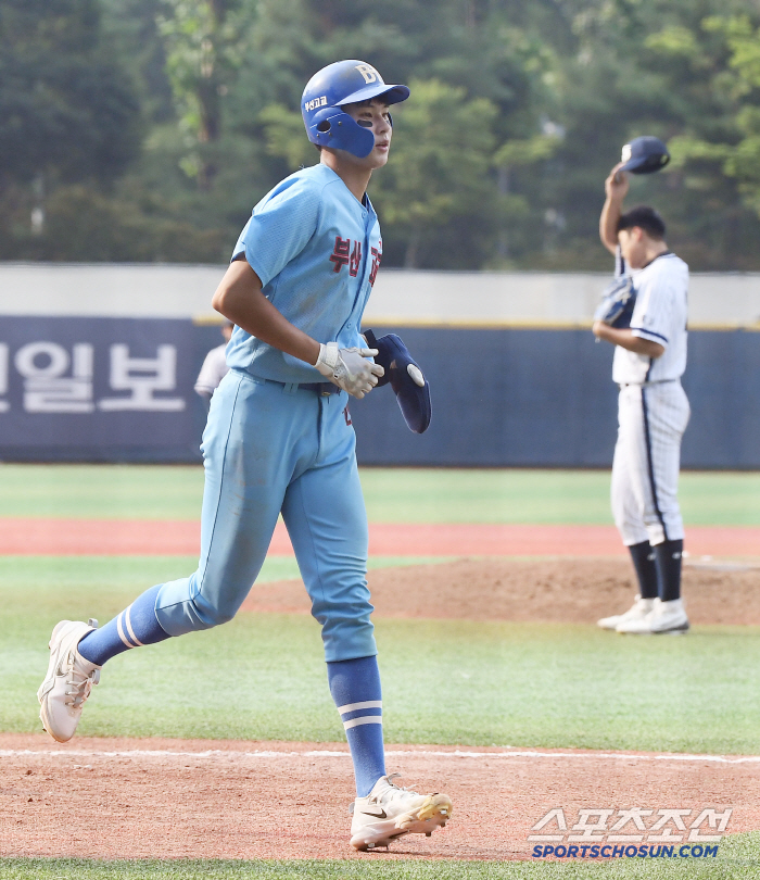  Ha Hyun-seung scores as a batter in the sixth inning after taking the mound for relief in the fifth inning