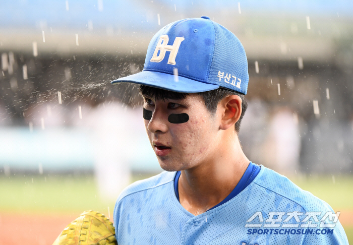  Ha Hyun-seung, who is disappointed, stops the game due to heavy rain due to the bases-loaded crisis