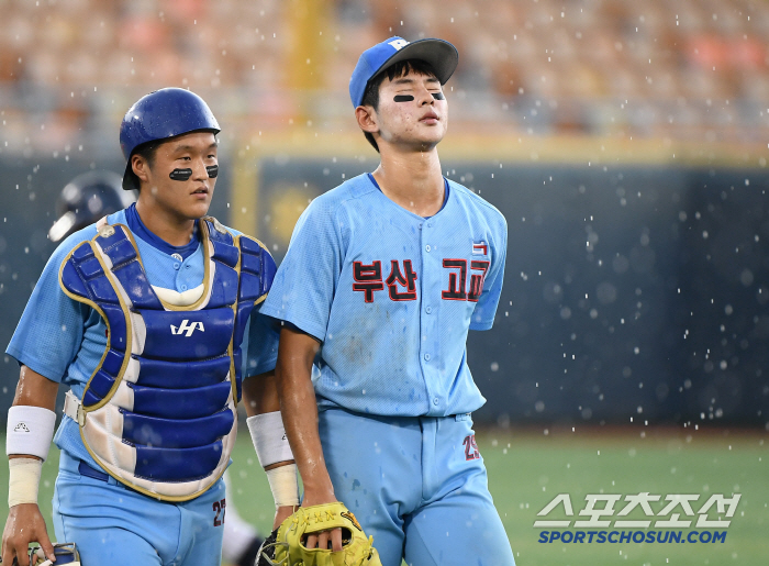  Ha Hyun-seung, who is disappointed, stops the game due to heavy rain due to the bases-loaded crisis